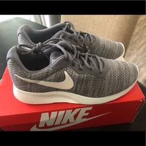 Nike Womens Tanjum Prem Size 9